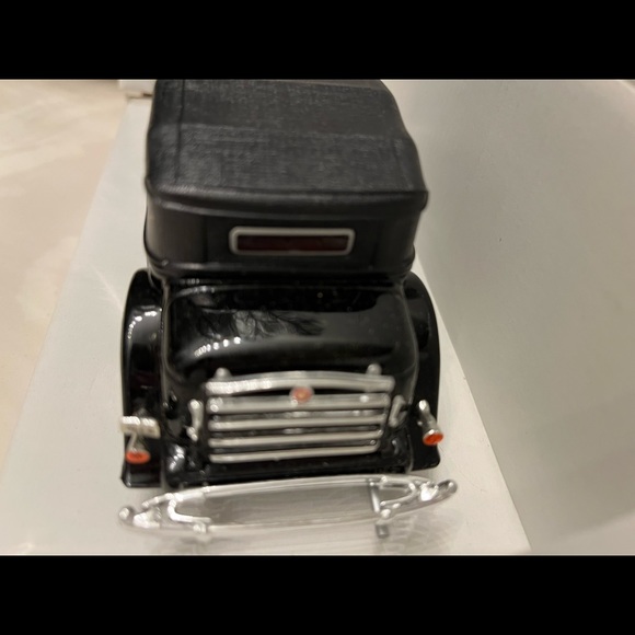 This 1934 Packard from the National Motor Museum. Mint condition collectible. - Picture 2 of 8